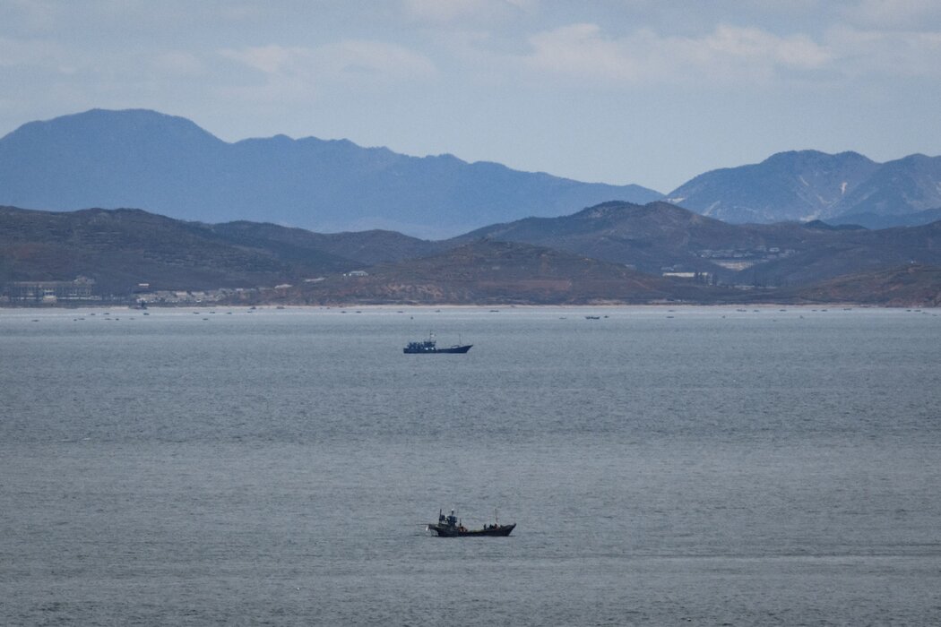 2018年的朝鮮海岸,該區域常有小型漁船出沒。