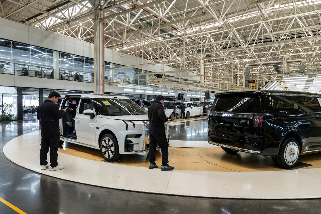 3月,在吉利汽車旗下品牌極氪的寧波工廠組裝車間工作的工人。