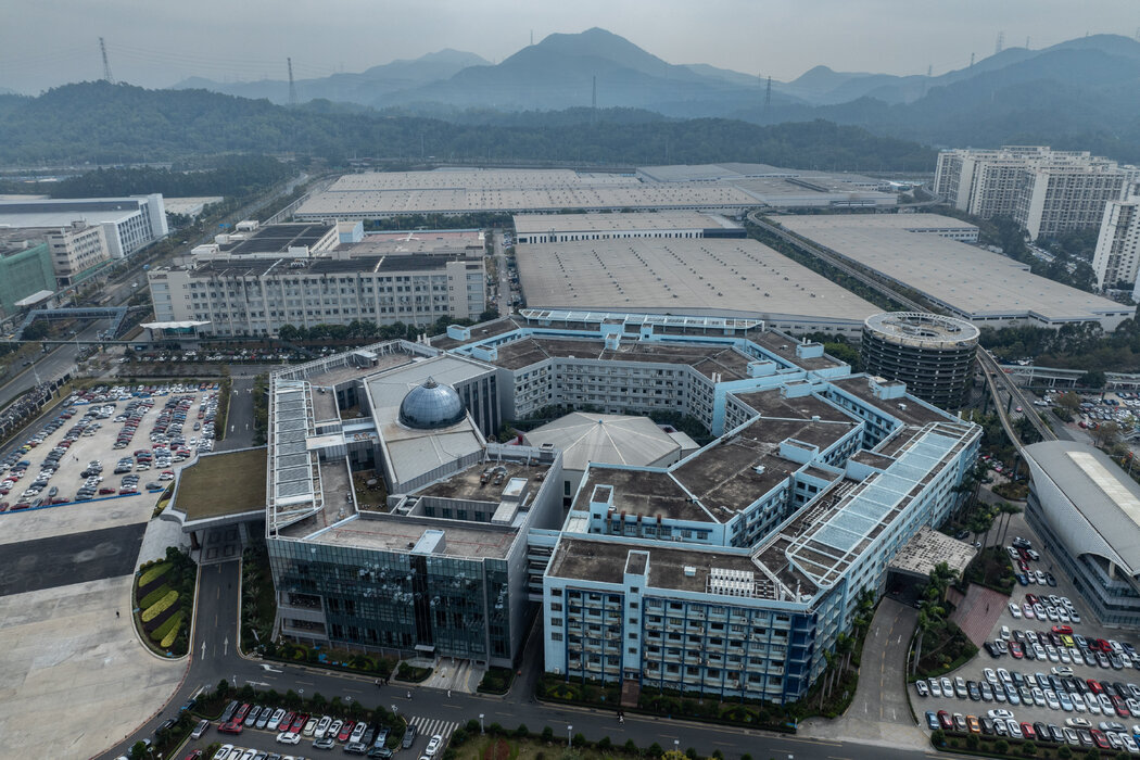 比亞迪位於深圳的總部,攝於去年。距離這裡五公里的高鐵站旁正在建設一座新總部。