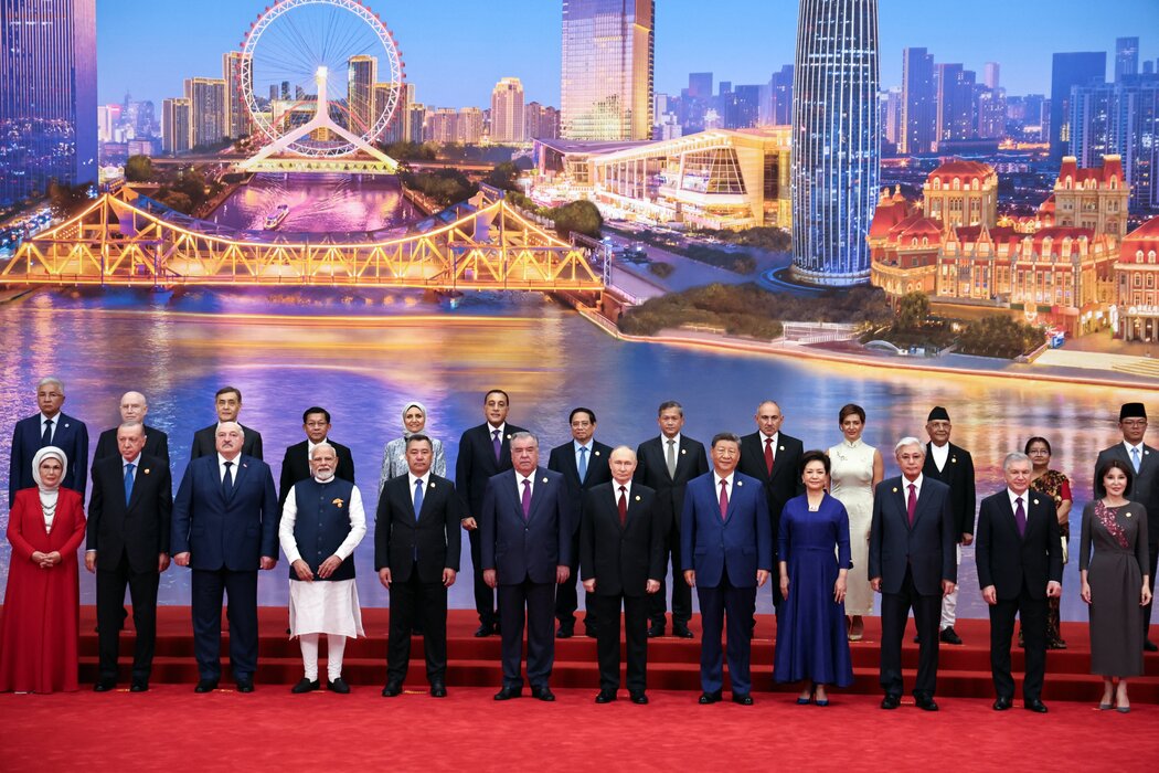 出席中國天津舉行的峰會的歐亞國家領導人,攝於週日。