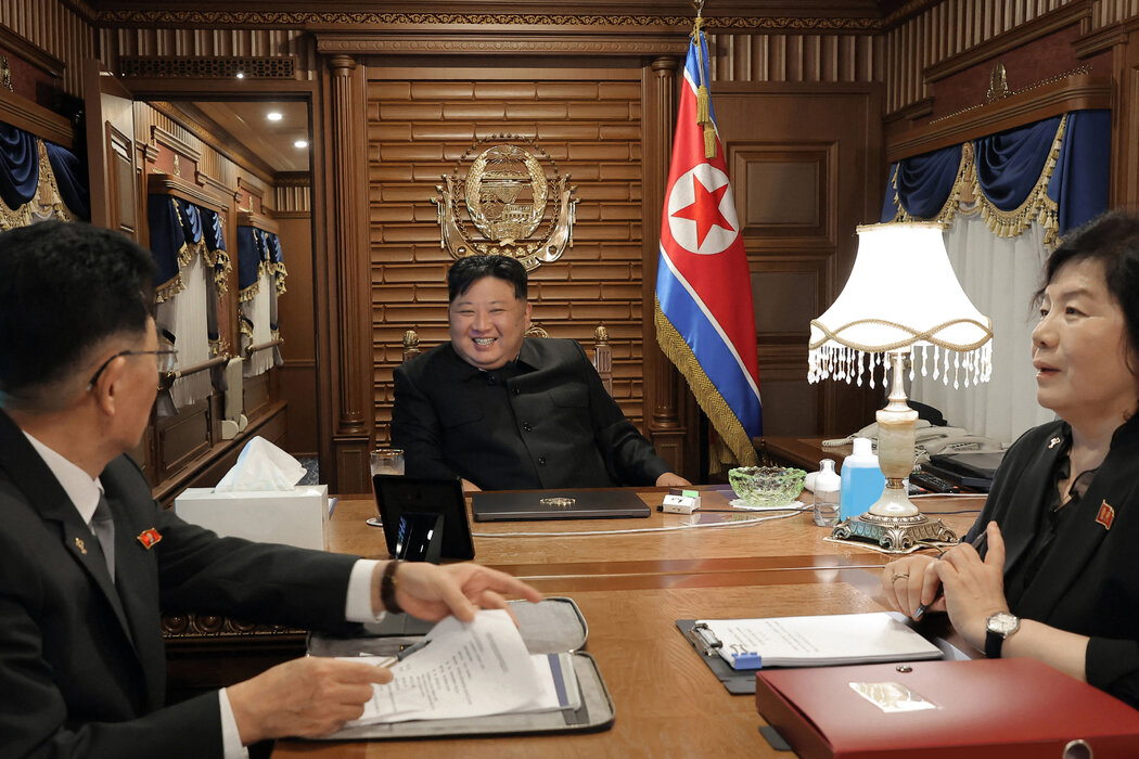 朝鮮國家通訊社發布的另一張照片顯示,金正恩週一與兩名助手乘坐列車前往北京。