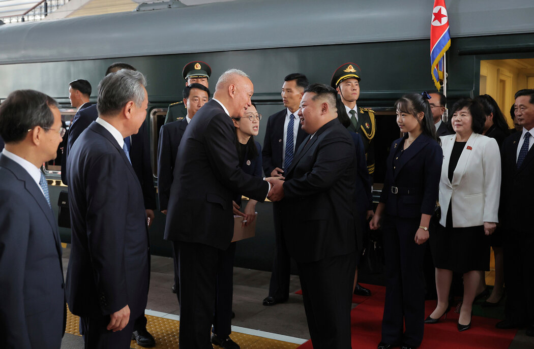 朝鮮官方媒體發布的這張照片顯示，週二中國官員在北京火車站迎接金正恩時，其女金主愛在他身後。