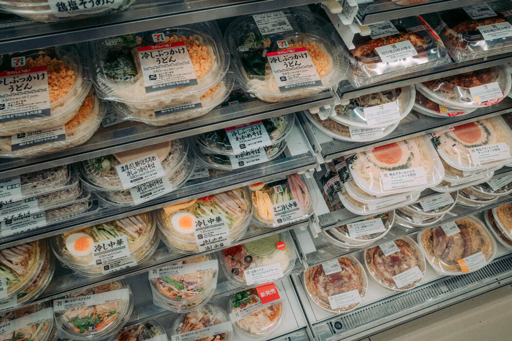 東京的一家7-Eleven貨架上放滿新鮮的便當和三明治。