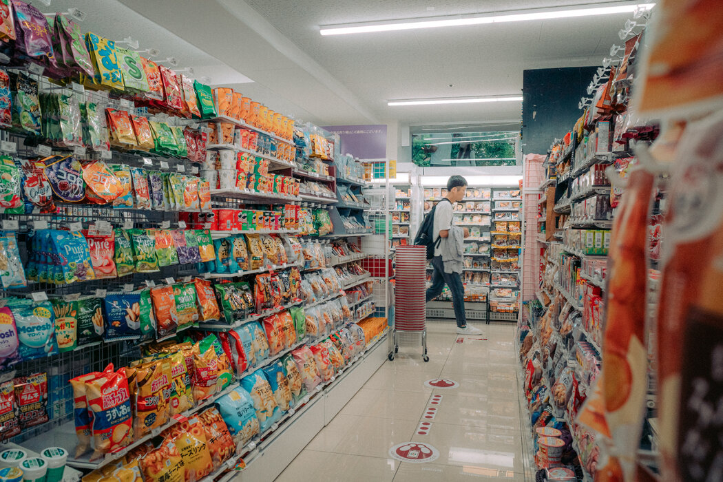 東京的一家7-Eleven。日本的便利店明亮潔凈,商品陳列井然有序。