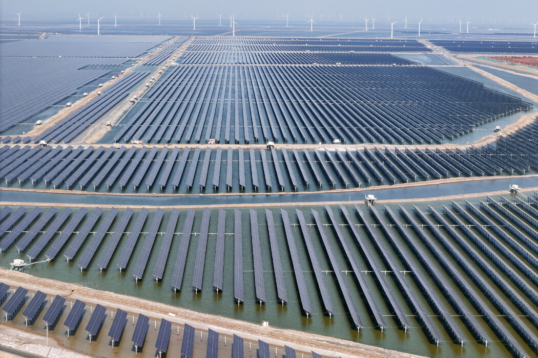 山東省的太陽能電池板和風力發電機，攝於6月。