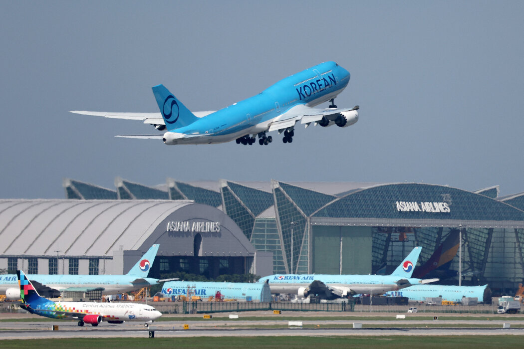 週三,一架大韓航空包機從仁川國際機場起飛,前往美國接回被拘留的韓國工人。
