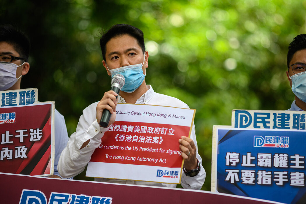 香港親北京政黨成員周浩鼎表示,該法案可能會對傳統的中華家庭價值觀「造成嚴重後果」。