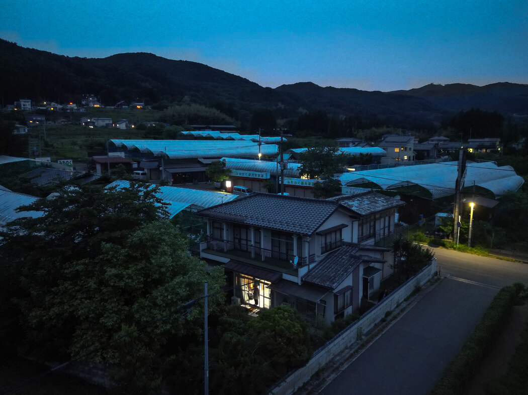 堀野在暮色中的家中。她說,讓自己忙碌起來能減輕孤獨感。