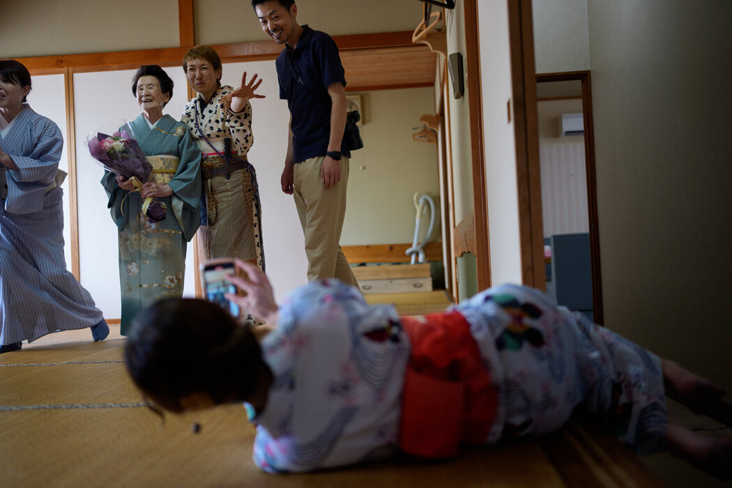 天川手持鮮花,出席餐廳60週年慶典活動。