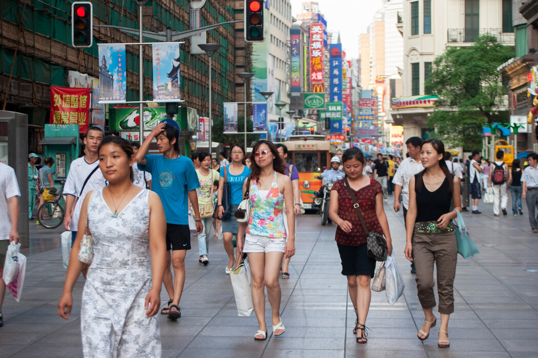 2005年,上海南京路上的購物者。在社群媒體上,中國人將如今低迷的社會氛圍與本世紀初的文化氛圍進行對比。