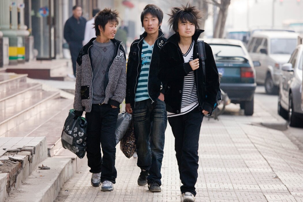 2008年,西安街頭的行人。今天的年輕人表示,他們很懷念本世紀初那種更自由、更具表現力的時尚風潮。