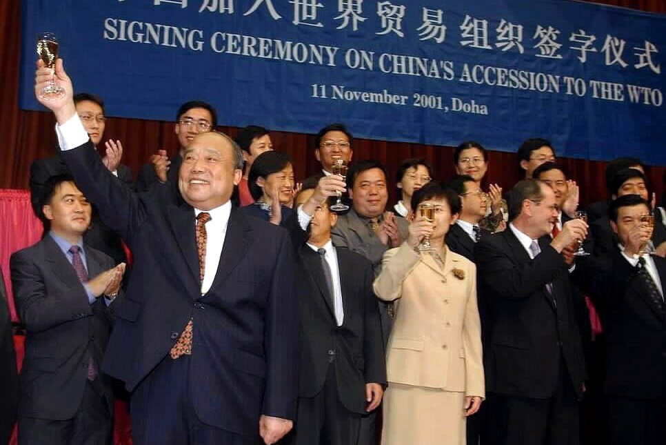 2001年,中國對外貿易經濟合作部部長石廣生(前排左一)慶祝中國加入世界貿易組織。