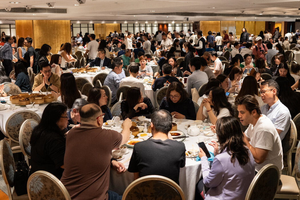 名都酒樓寬敞的餐廳位於港島一棟商鋪及寫字樓大廈的四樓。