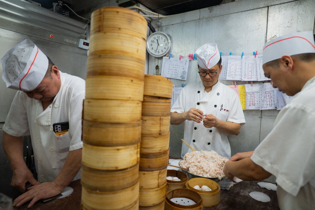 廚師們正在包蝦餃,名都推出的這款經典點心分量更足,內餡飽滿,滿是脆嫩鮮美的蝦肉。