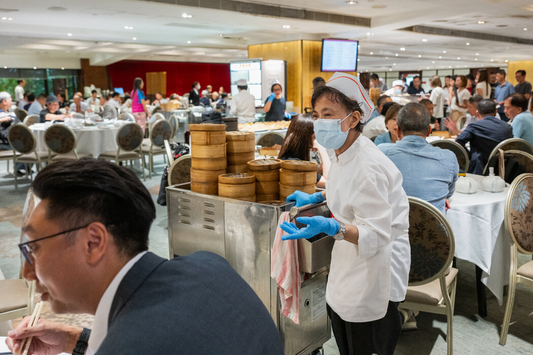 蘇女士在名都工作了25年,她以善於與顧客交談為豪。「我不僅僅是賣點心,我也樂於和顧客聊天,告訴他們哪些菜好吃,」她說。
