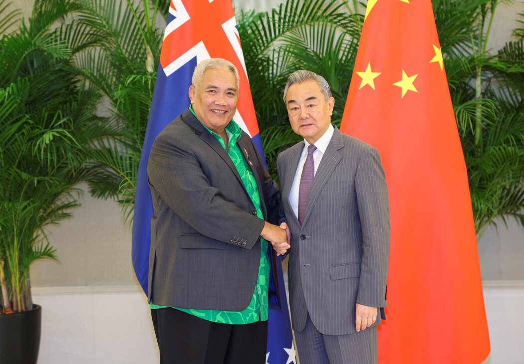 5月,庫克群島外交部長廷吉卡·埃利卡納(左)與中國外交部長王毅在中國廈門會晤。