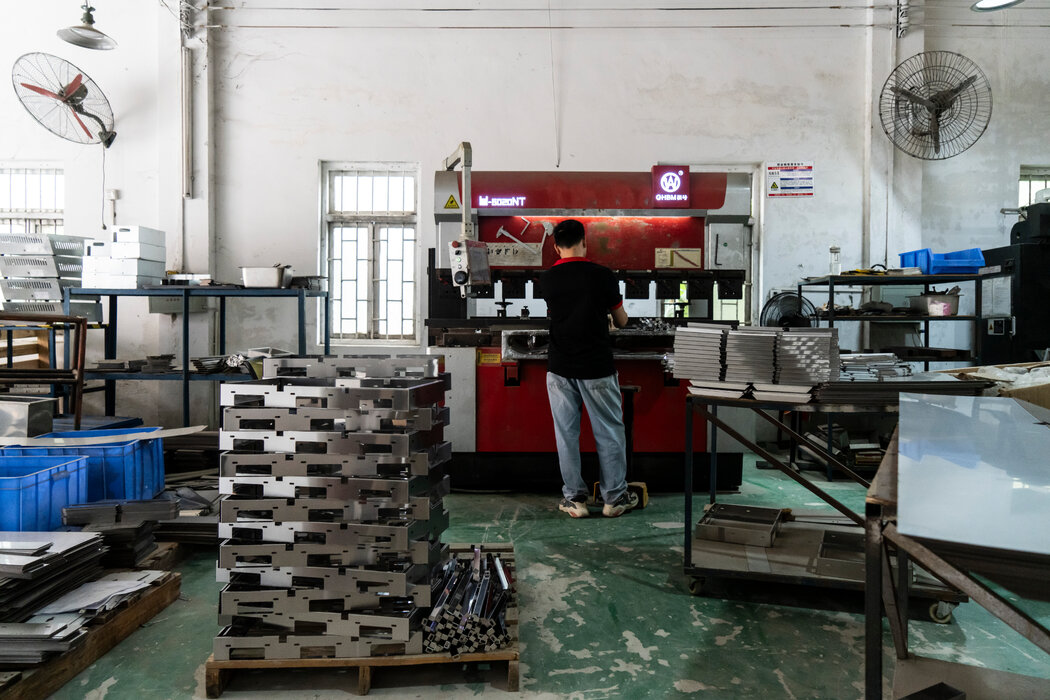 廣州一家小工廠,正在組裝的餐廳用具。去年中國的貿易順差接近1萬億美元。