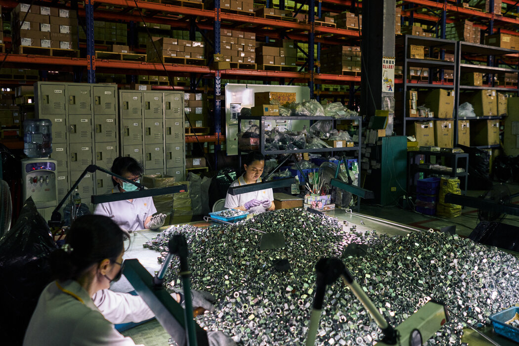 路竹新益公司是台灣最大的螺絲企業之一,生產用於地鐵車輛、高速列車和數據中心排氣扇的零件。