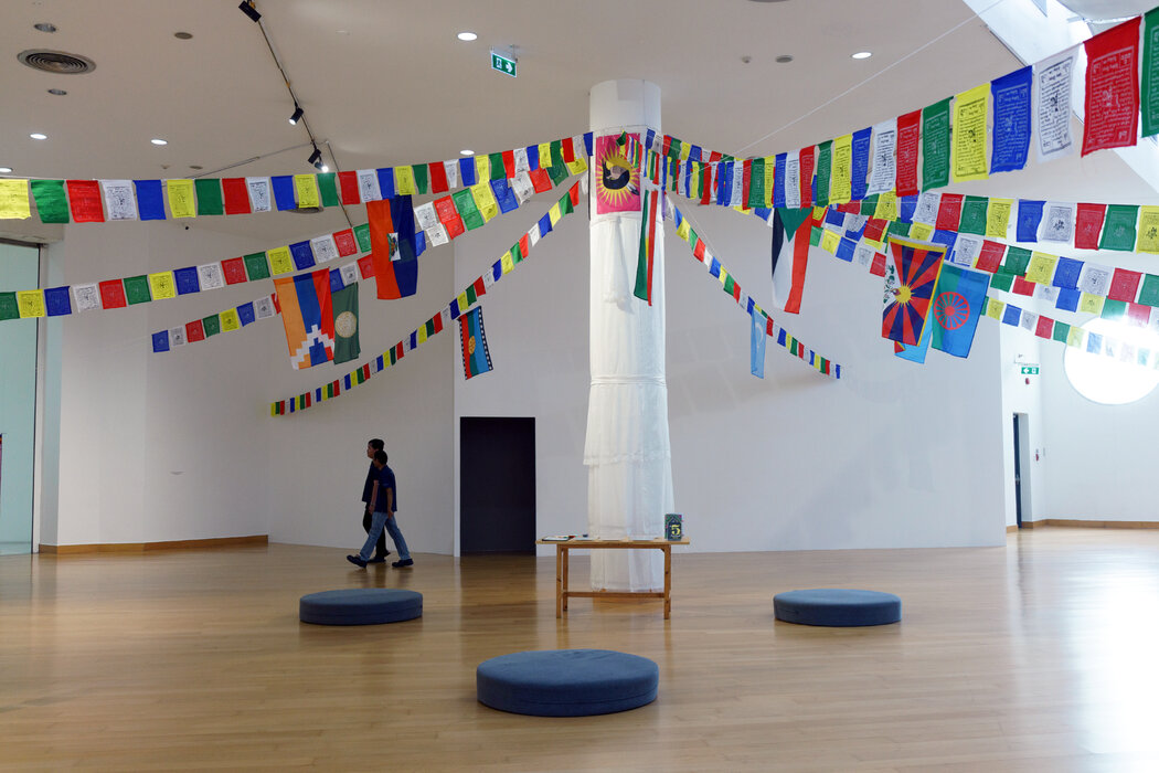 在曼谷藝術文化中心今年7月開幕的「共謀星圖」展上展出的一個裝置作品。象徵西藏獨立和維吾爾獨立的旗幟後來被撤下。