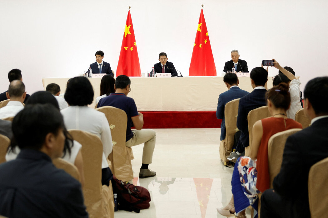 9月,美中就貿易、經濟和國家安全問題舉行會談當天,中國官員在馬德里舉行記者會。