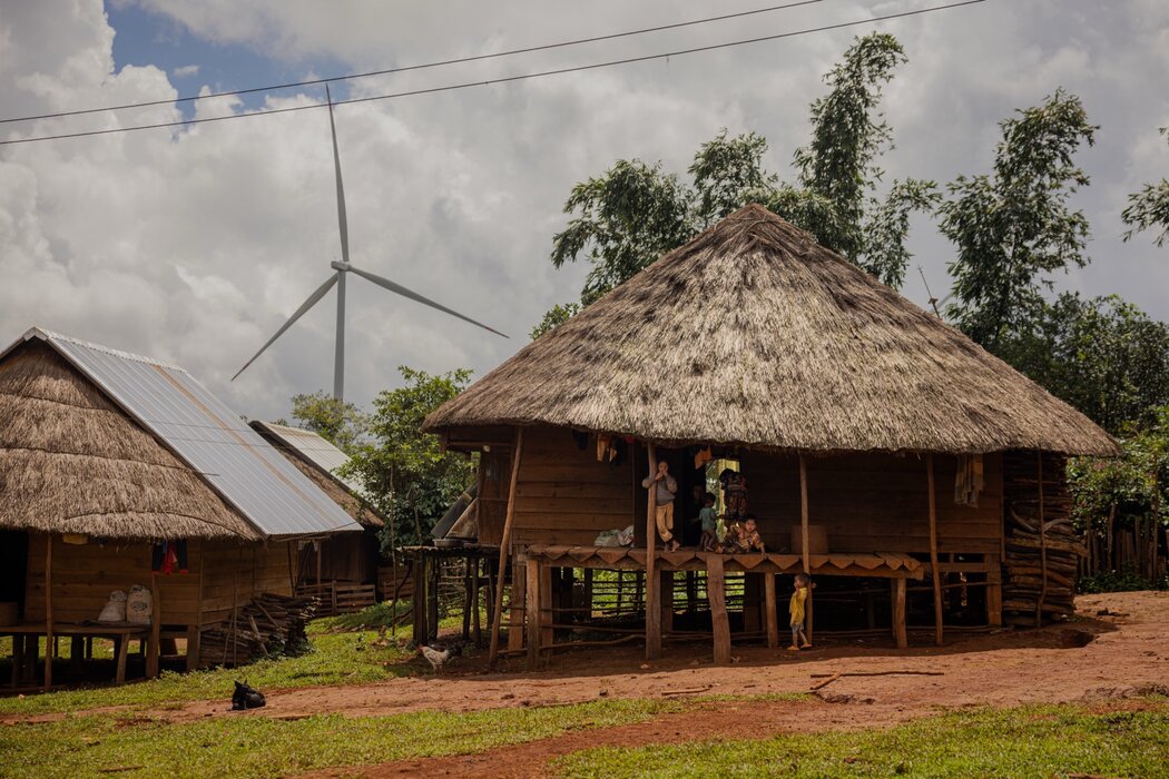 寮國達維村原住民的家宅邊聳立著風力渦輪機。