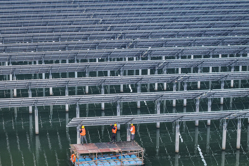 江蘇，安裝太陽能電池板，攝於今年5月。