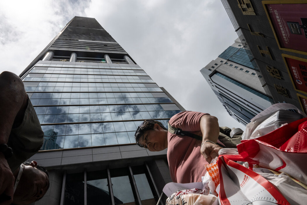 賽格廣場是中國深圳最高的摩天大樓之一，入駐了成千上萬的租戶。