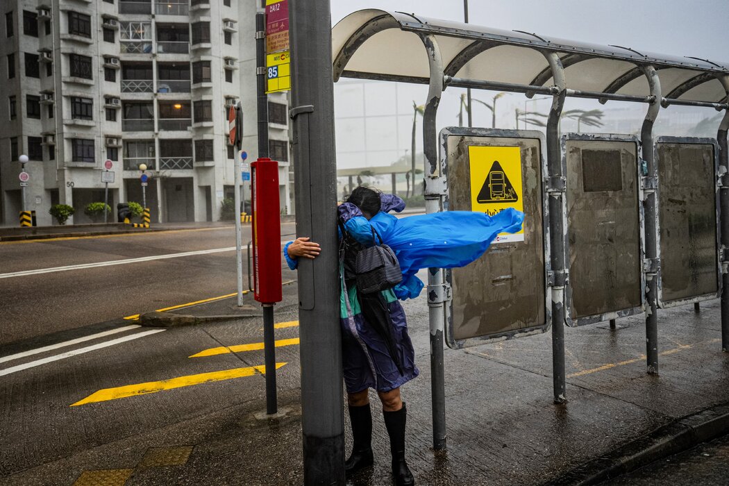 週三，颱風「樺加薩」吹襲了香港。圖為杏花邨地區的一個公車站遭到強風的連續吹擊。