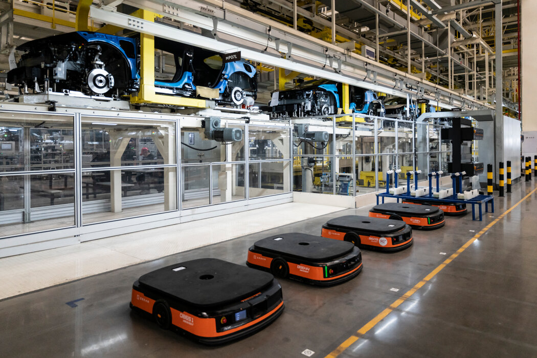 中國寧波極氪汽車工廠裡運送重物的自動平板車。