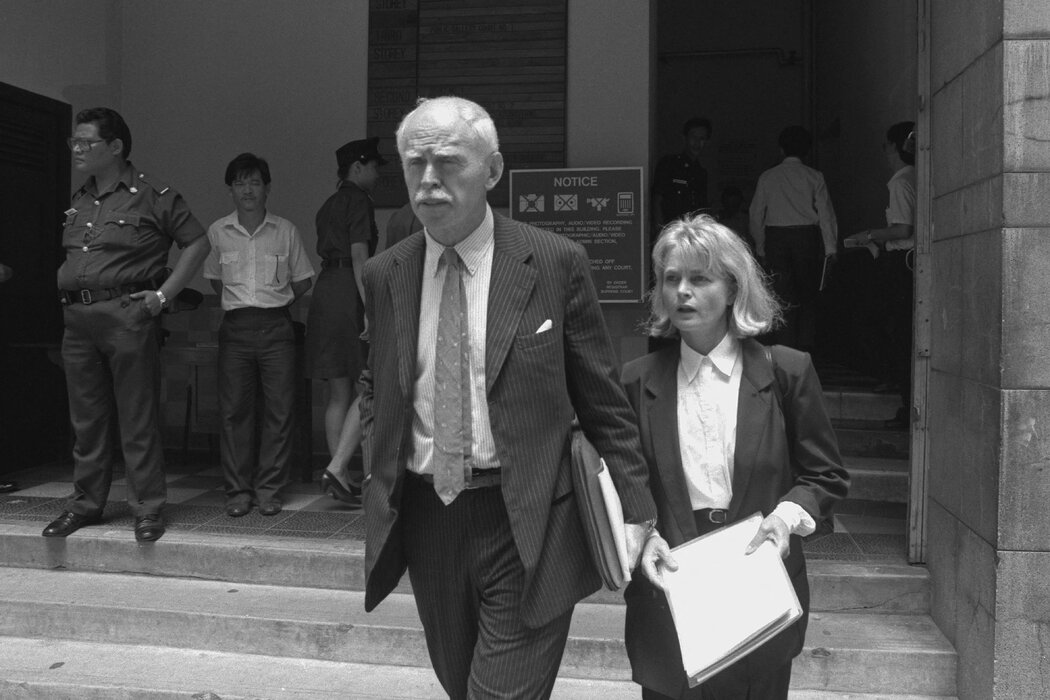 1988年,孔傑榮與國際法學家委員會的吉爾·斯普魯斯走出新加坡一家法院。他們此前旁聽了一宗政治案件的審理。