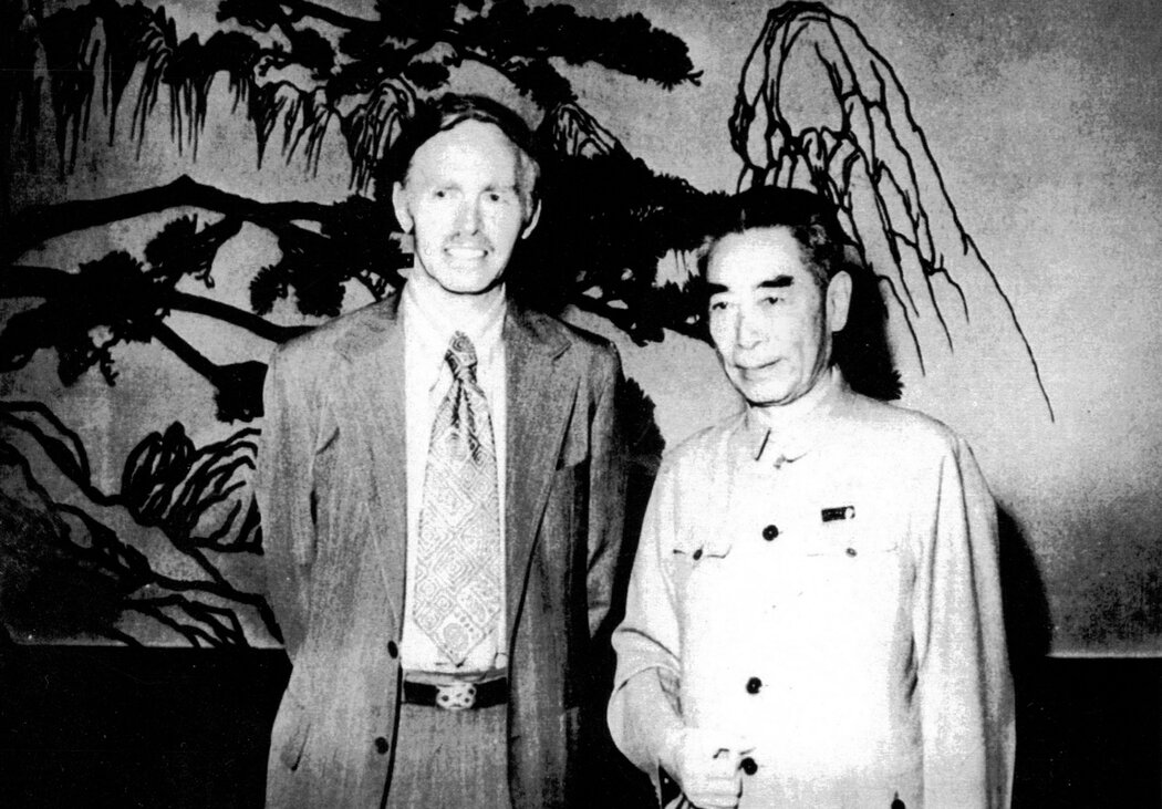 1972年,作為一個學者代表團的成員訪華期間,孔傑榮在北京見到了中華人民共和國總理周恩來。