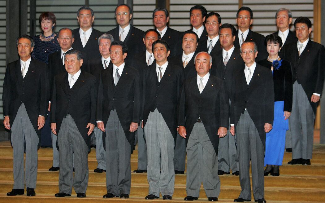2006年,日本首相安倍晉三(前排右三)與內閣部長們合影。高市早苗(後排左側)是當時僅有的兩位女性部長之一。