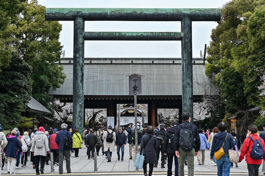 今年3月,遊客參觀位於東京的靖國神社。高市早苗經常參拜該神社,並曾表示日本在「二戰」期間的暴行被誇大了。