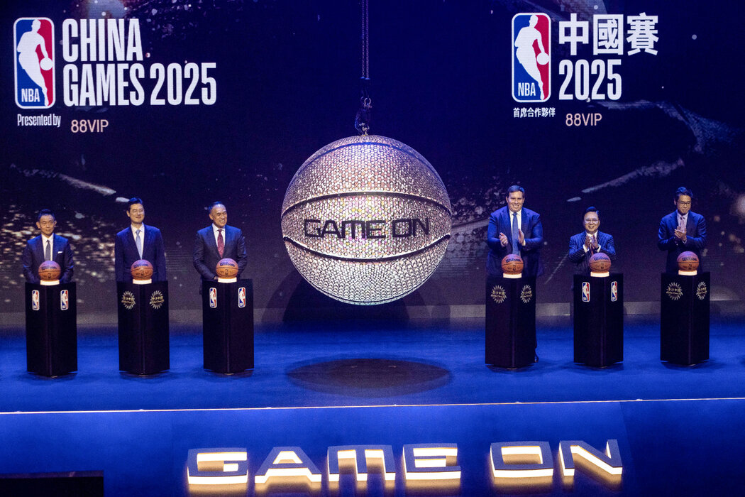 去年12月，杜蒙（右三）與其他籃球高管宣布NBA季前賽重返中國。