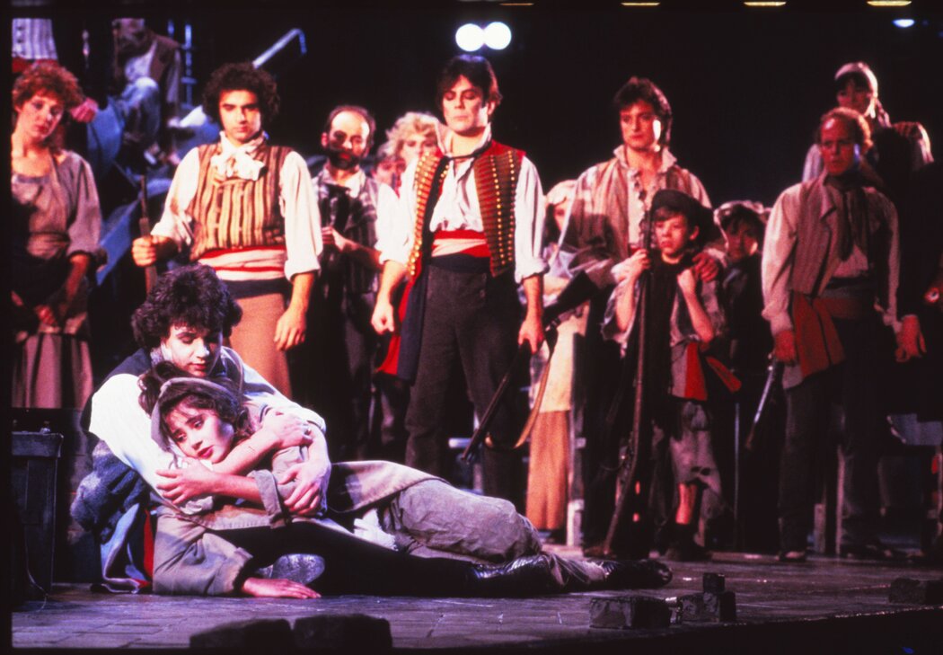 1985年倫敦巴比肯劇院上演的初版劇照，麥可·鮑爾飾演馬呂斯、弗朗西斯·魯菲爾飾演愛潘妮。 