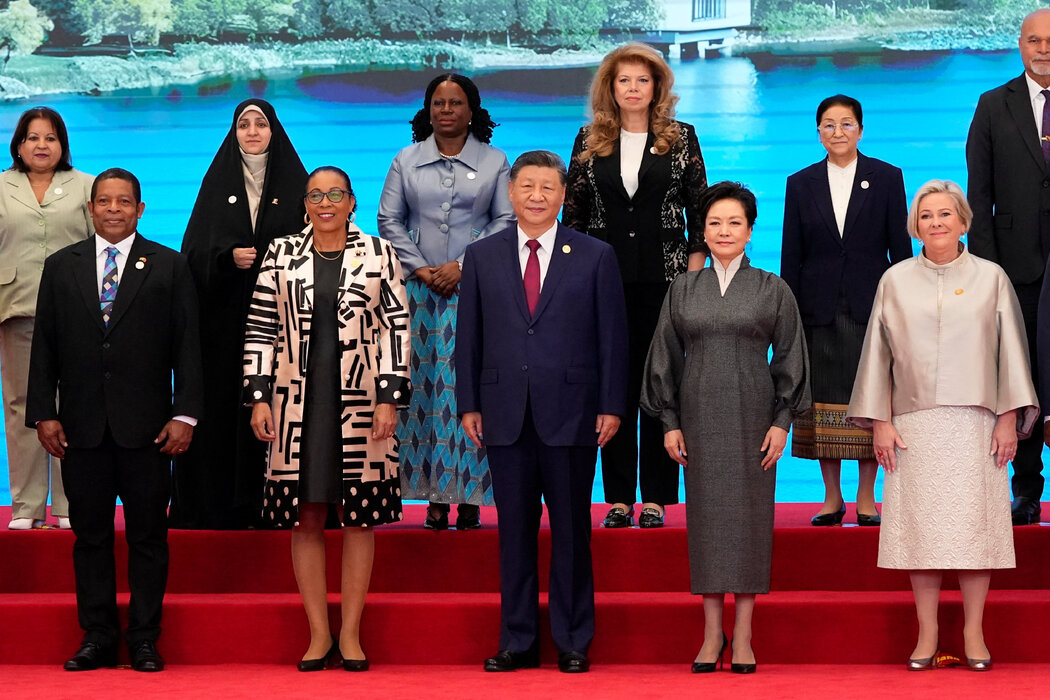 週一，中國領導人習近平和出席全球婦女峰會的其他領導人一起拍照。