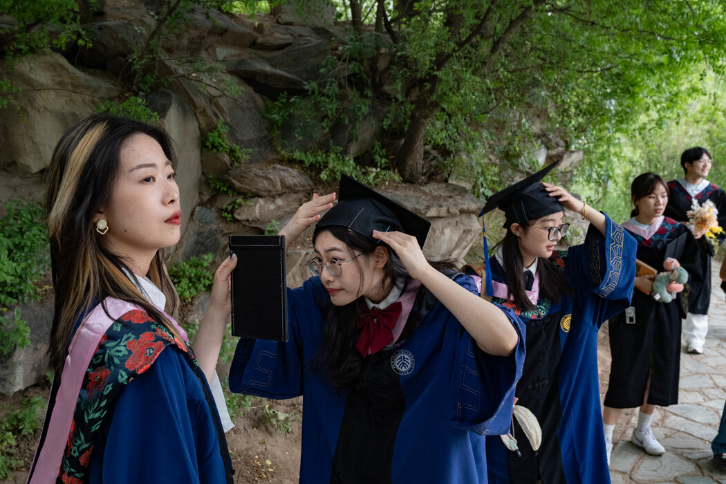 北京大學的學生為拍照做準備，攝於今年5月。30年前，女生僅佔中國大學生人數的三分之一，如今在大學讀書的女生數量已超了男生。