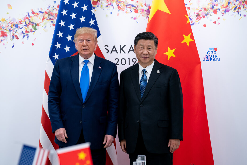 中美貿易緊張局勢正引發全球連鎖反應:中國出口限制措施衝擊歐洲汽車製造商,美國對中國製造船舶的收費則影響外國船運企業停靠美國港口。
