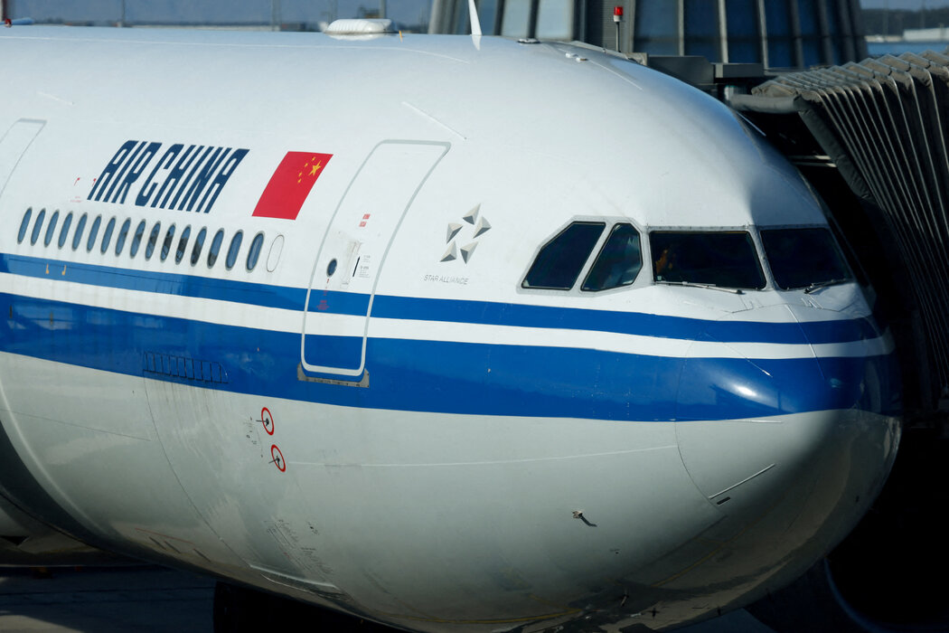 社群媒體上流傳的影片顯示，一架中國國際航空公司的航班頭頂行李艙著火，濃煙瀰漫機艙，乘客驚慌失措。航空公司表示無人受傷。