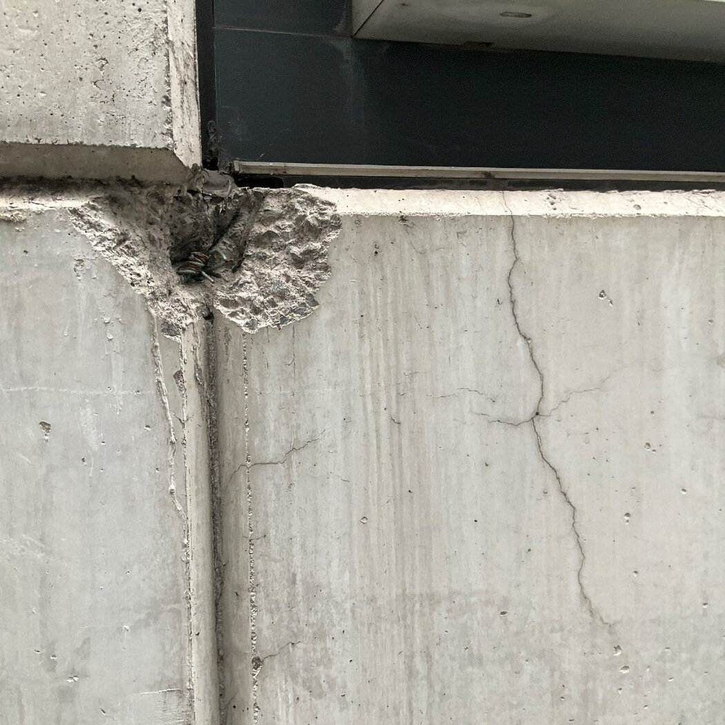 提交給紐約市建築局的公園大道432號大廈外立面檢查存檔照當中，有一張標註為「混凝土剝落」的照片，拍攝於2024年11月，地點是大廈七層。