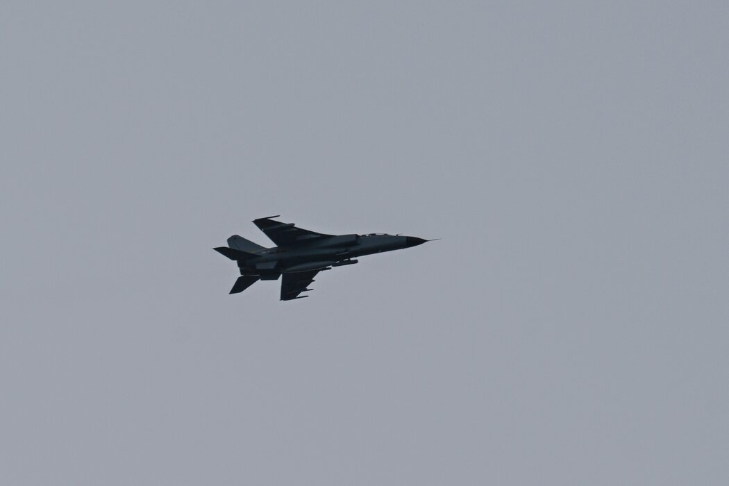 4月，一架中國戰鬥機在中國平潭島上空飛行。