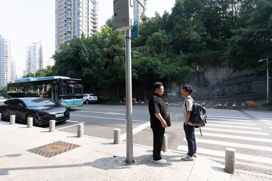 陳睿和助理在重慶，攝於10月。