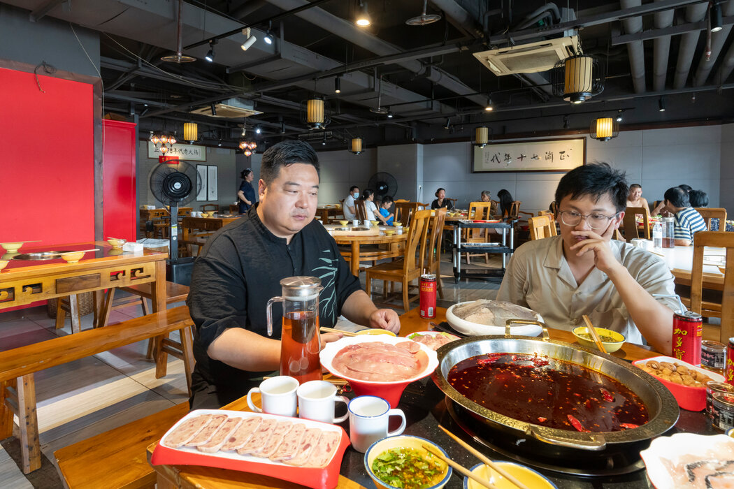 陳睿在他最愛的火鍋店之一用餐，這家店供應當地特色辣火鍋，他常在自己的影片部落格中推薦。他表示自己只是想向世界展示中國人生活的幽默一面——這正是外國人常忽略的。