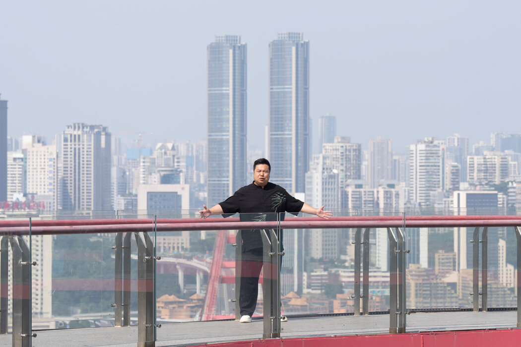 陳睿在重慶錄製影片部落格時表示：「我的原則是，不好笑的事就不值得做。」