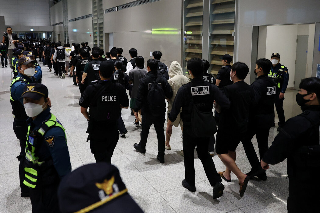 10月，警方押送涉嫌在柬埔寨網路詐騙中心工作的韓國人抵達首爾仁川機場。