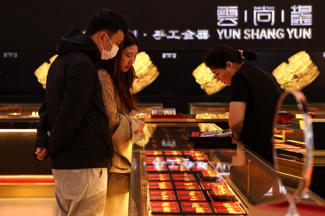 北京的一家珠寶店。由於政府養老金體系資金不足的警示，中國許多年輕人覺得儲蓄意義不大。