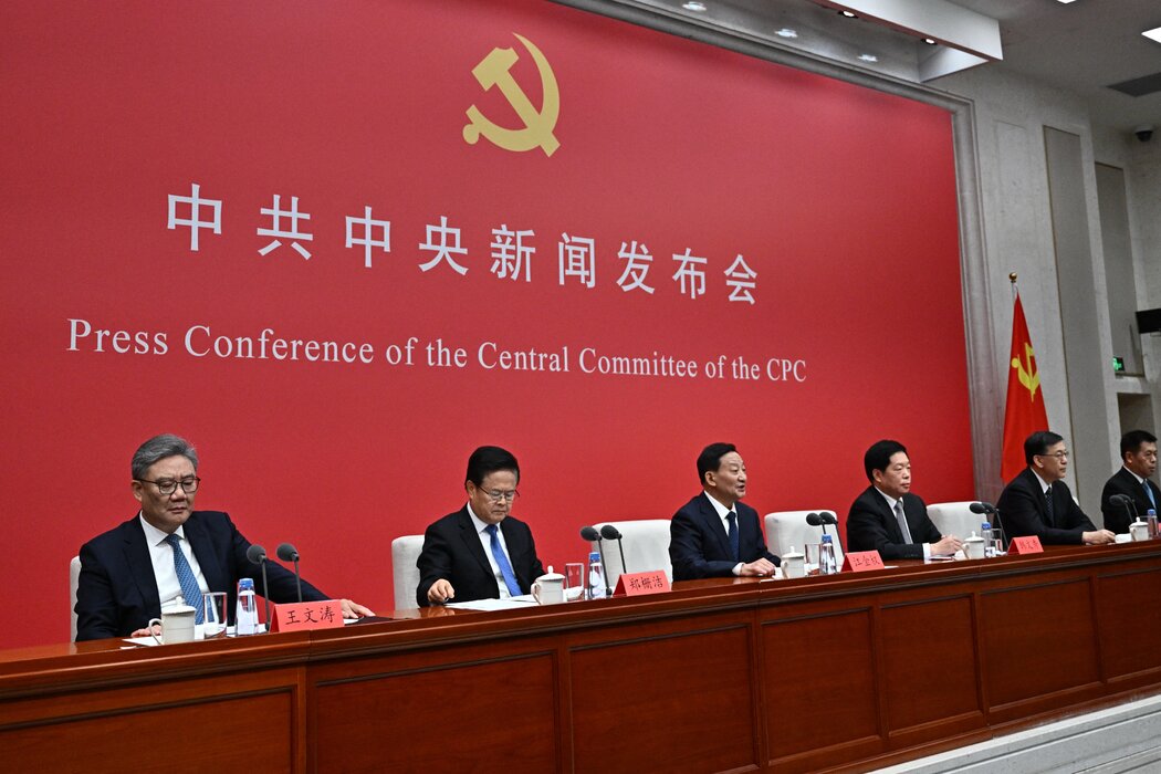 週五，中國商務部長王文濤（左）出席新聞發布會。