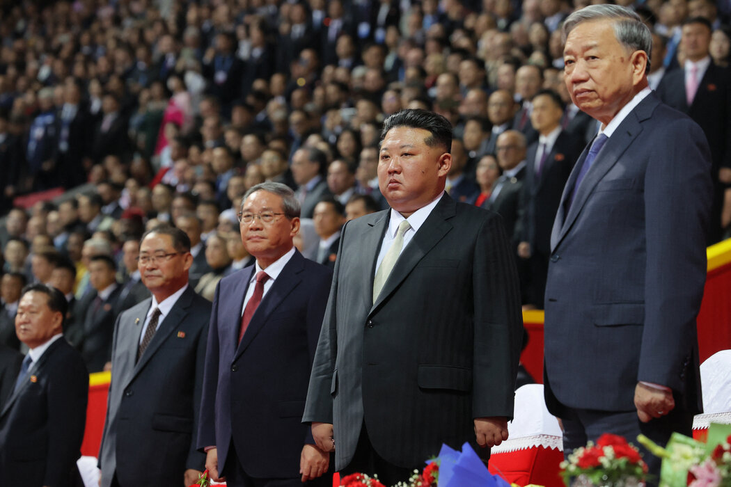中國總理李強(中)、朝鮮領導人金正恩和越南領導人蘇林(右)本月在平壤出席朝鮮勞動黨成立80週年紀念活動時合影。該照片由俄羅斯國家通訊社發布。