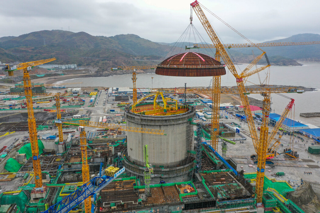 浙江三澳核電站1號機組反應堆廠房正在安裝穹頂,攝於2022年。