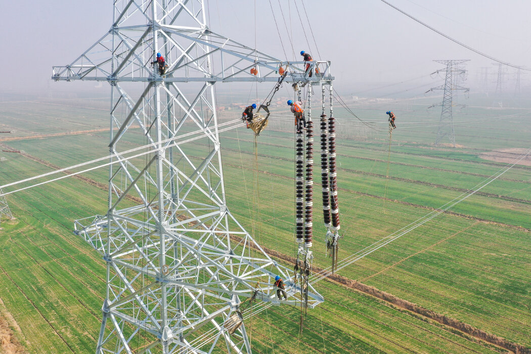 江蘇田灣核電站輸電塔正在建設中,攝於2023年。